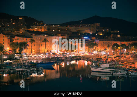 Ajaccio, Frankreich - Juli 6, 2015: Nachtansicht von Ajaccio Stadt. Sportboote und Motorboote in der Marina vor Anker. Insel Korsika Stockfoto