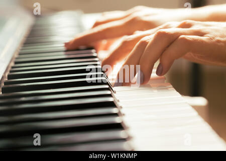 Nahaufnahme von Händen Klavier zu spielen. Musik und hobby Konzept Stockfoto