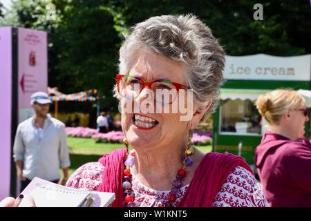 Prue Leith. RHS Hampton Court Palace Gartenarbeit Festival, Hampton Court, East Molesey, Surrey. Großbritannien Stockfoto