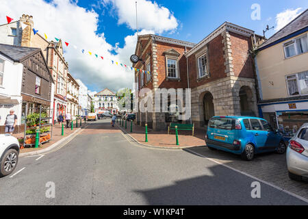 Great Torrington Rathaus, auf dem Platz im Sommer mit hellen Blumen, Menschen, und Gebäude; Great Torrington, Devon Stockfoto