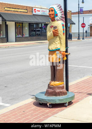 Geschnitzte hölzerne Indianer Mann hält gigars auf Hauptstraße Collinsville Illinois USA. Stockfoto