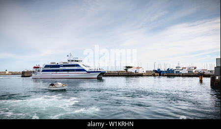 Ile d Yeu, Frankreich - 16. September 2018: Die Fähre, die den Hafen der Insel von Yeu, wo Reisende sitzen die Show auf einem Sommer zu bewundern gibt d Stockfoto