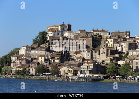 Juiz de Fora, Italien, 30. Juni 2019: Die Stadt und den Lago di Bracciano mit Touristen Stockfoto