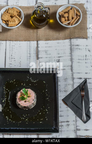 Ente Pastete mit Pfeffer serviert auf einem schwarze Platte mit Brot Croutons Stockfoto