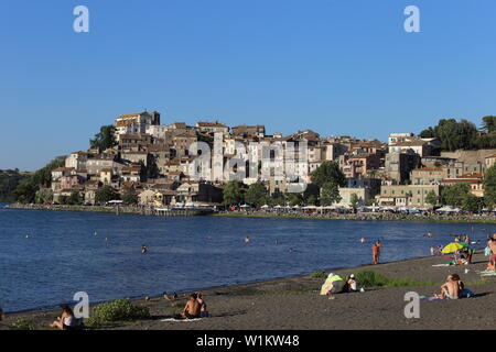 Juiz de Fora, Italien, 30. Juni 2019: Die Stadt und den Lago di Bracciano mit Touristen Stockfoto