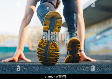 Ein Mann am Start Der Start der Sprint. Stadium, Gummilaufkette erwartet. Leichtathletik Wettkämpfe. Leichtathletik Läufer in Sport einheitliche im St Stockfoto