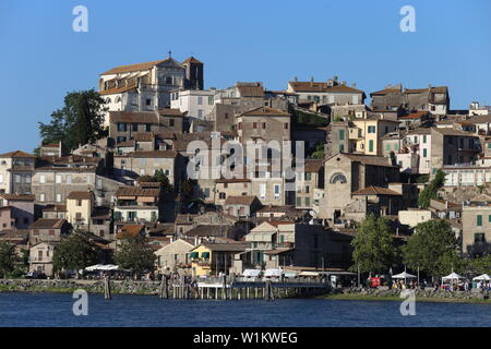 Juiz de Fora, Italien, 30. Juni 2019: Die Stadt und den Lago di Bracciano mit Touristen Stockfoto