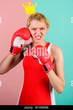 VIP-gym. Bekämpfung der Königin. Frau Boxhandschuh und Krone Symbol der Prinzessin. Königin der Sport. Beste werden im Boxen Sport. Feminin zarte Blondine mit Queen Krone tragen Boxhandschuhe. Für den Erfolg kämpfen. Stockfoto