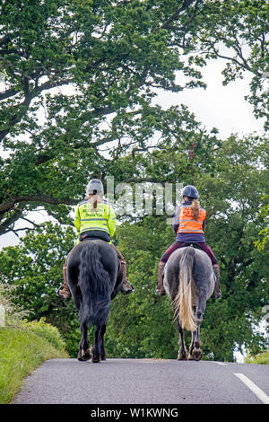 Reiten auf einem Feldweg, England, Großbritannien Stockfoto