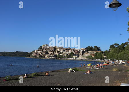 Juiz de Fora, Italien, 30. Juni 2019: Die Stadt und den Lago di Bracciano mit Touristen Stockfoto