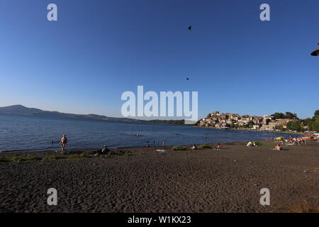 Juiz de Fora, Italien, 30. Juni 2019: Die Stadt und den Lago di Bracciano mit Touristen Stockfoto