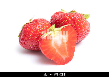 Beschreibung: Die isolierte Erdbeeren. Zwei ganze Erdbeere Früchte und die Hälfte isoliert auf weißem Hintergrund, mit Freistellungspfad Stockfoto