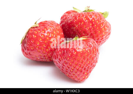 Beschreibung: Drei frische Erdbeeren auf weißem Hintergrund. Stockfoto