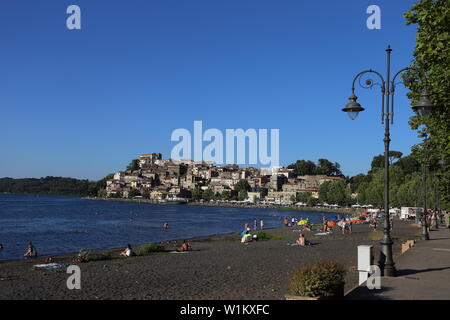 Juiz de Fora, Italien, 30. Juni 2019: Die Stadt und den Lago di Bracciano mit Touristen Stockfoto