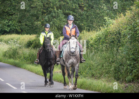 Reiten auf einem Feldweg, England, Großbritannien Stockfoto