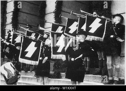 English: weihestunde der HJ vor dem Rathaus in Tomaschow. Englisch: Hitler Jugend Stunde des Gedenkens vor dem Rathaus in Tomaszow Polen während German-Nazi Besetzung. Polski: Niemieckie Hitlerjugend przed ratuszem w Tomaszowie Lubelskim podczas okupacji niemieckiej; Allgemeine Hinweise: Verwenden Sie Krieg und Konflikt Nummer 991 bei der Bestellung eine Reproduktion oder Anforderung von Informationen zu diesem Bild. Stockfoto