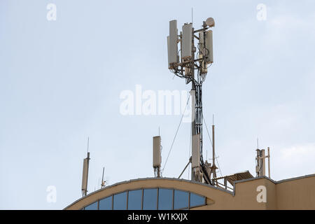 Beschreibung: Techniker Instandhaltung auf Telecommunication Tower, gewöhnliche Instandhaltung Kontrolle zu einer Antenne für die Kommunikation 3 G 4 G und 5 G cellula Stockfoto