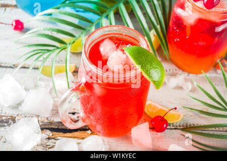 Sommer tropische kalte Getränke. Blue Hawaii, Tequila Sunrise, Sea Breeze cocktails über hellblau Holz- Strand Hintergrund Kopie Raum Stockfoto