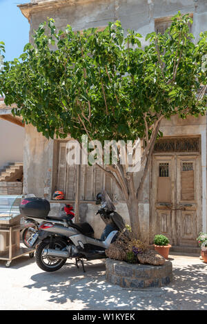 Plaka, Kreta, Griechenland. Juni 2019. Der alte Doktor House im kretischen Dorf Plaka. Das Haus Gesichter Spinalonga eine ehemalige Kolonie für Leprakranke. Stockfoto