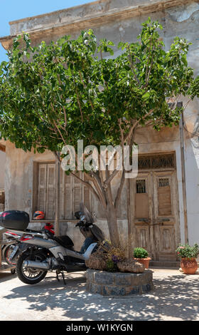 Plaka, Kreta, Griechenland. Juni 2019. Der alte Doktor House im kretischen Dorf Plaka. Das Haus Gesichter Spinalonga eine ehemalige Kolonie für Leprakranke. Stockfoto