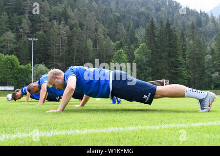 Liegestuetz, Justin Moebius (KSC). GES/fussball/2. Bundesliga: Trainingslager des Karlsruher Sport Club in Waidring, 03.07.2019 Fußball: 2. Liga: Trainingslager Karlsruher SC, Waidring, Österreich, Juli 3, 2019 | Verwendung weltweit Stockfoto