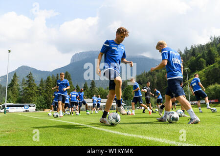 Spieler mit lockerem Training gegen Berglandschaft, Janis Hanek (KSC) auf die Kugel. GES/fussball/2. Bundesliga: Trainingslager des Karlsruher Sport Club in Waidring, 03.07.2019 Fußball: 2. Liga: Trainingslager Karlsruher SC, Waidring, Österreich, Juli 3, 2019 | Verwendung weltweit Stockfoto