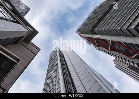 Weiße Wolken und blauer Himmel füllen Sie den schmalen Lücken zwischen drei high rise office Towers in Australien Sydney CBD Stockfoto