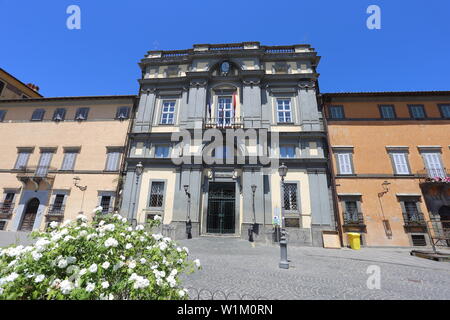 Das Rathaus von Bracciano in Piazza IV Novembre. Stockfoto