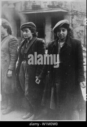 Weibliche Häftlinge. Kopie der deutschen Fotografie während der Zerstörung des Ghettos in Warschau, Polen, 1943; Deutsch: Mit Waffen gefangene Weiber der Haluzzenbewegung Englisch: Warschauer Ghetto - Foto von Jürgen Stroop Bericht zu Heinrich Himmler von Mai 1943. Der deutsche Titel lautet: Hehalutz Frauen mit Waffen erfasst. Jüdische widerstand Frauen, unter ihnen Malka Zdrojewicz (rechts), der Vernichtungslager Majdanek überlebt. Polski: Powstanie w getcie warszawskim - Fotografia z Raportu Stroopa Jürgena tun Heinricha Himmlera z Maja 1943. Oryginalny podpis był niemiecki: Schwytane Stockfoto