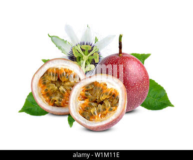 Passionsfrucht mit grünen Blättern auf weißem Hintergrund Stockfoto