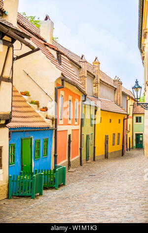 Kleine Häuser an der Goldenen Straße innerhalb der Hrandcany Schloss, Prag, Tschechische Republik Stockfoto