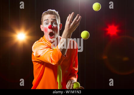 Zirkus Clown führt. Clown jongliert man Stockfoto