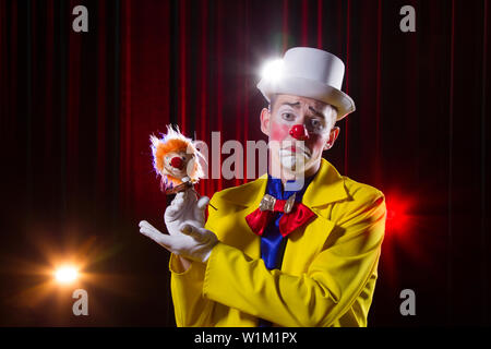 Zirkus Clown führt. Ein Mann in einem Clown Outfit mit einem Spielzeug Stockfoto