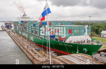 Panamakanal / Panama - Mai 18.2007: Blick auf die großen Container schiff voll beladen Segeln durch den Panamakanal. Schiff langsam in Bewegung. Stockfoto