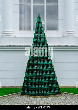 Weihnachtsbaum aus grünem Glas Wein Flaschen gegen eine weiße Wand, Abrau-Durso. Stockfoto