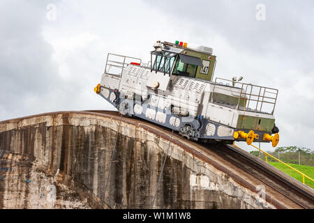 Blick auf das Ziehen von Warenkorb, elektrische Lokomotive auf den Schienen in den Panamakanal. Es ist verwenden Sie die Schiffe, die durch die Kanäle zu ziehen. Stockfoto