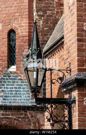 Antike Glas Licht dekoriert mit einem Kupfer spitzen Turm - ein Detail der mittelalterlichen Kathedrale in Bad Doberan Stockfoto