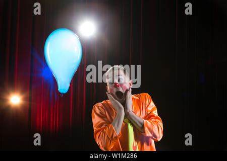 Zirkus сlown führt. Ein Mann in einem Clown Outfit mit einem Ballon Stockfoto