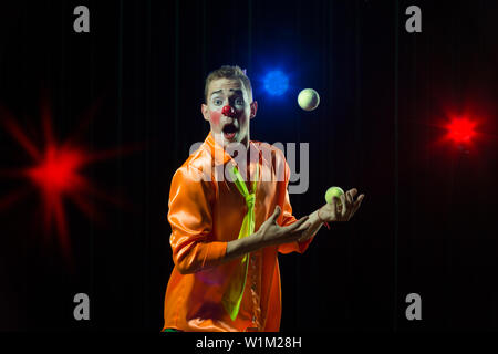 Zirkus Clown führt. Clown jongliert man Stockfoto