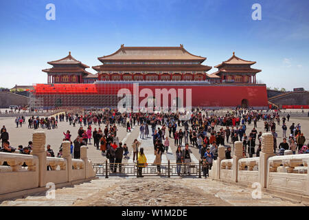 Marmor Muster vor einem überfüllten Platz im Inneren des Palastes Museum in Peking, die auch als die "Verbotene Stadt" bekannt, mit Blick auf ein rotes Tor mit einem braunen Dach Stockfoto