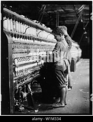 Junge abnehmerantrieb in Pownal Mühle. North Pownal, Vt. Stockfoto