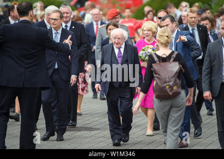 Berlin, Deutschland. 03 Juli, 2019. Michael Müller (SPD), l-r), Regierender Bürgermeister von Berlin, Michael Higgins, Präsident von Irland, und Sabina Higgins, der Frau des irischen Präsidenten, Treffen vor dem Brandenburger Tor. Credit: Gregor Fischer/dpa/Alamy leben Nachrichten Stockfoto