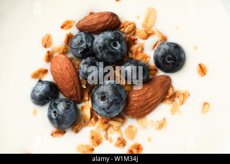 Parfaits Dessert mit Früchten und Nüssen wie Hintergrund, Nahaufnahme Stockfoto