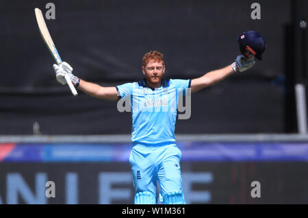 England's Jonny Bairstow feiert ein Jahrhundert während der ICC Cricket World Cup group Phase Match am Flußufer Durham, Chester-le-Street. Stockfoto