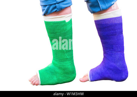 Teenager geht mit zwei bunte Gips Beine auf weißem Hintergrund Stockfoto