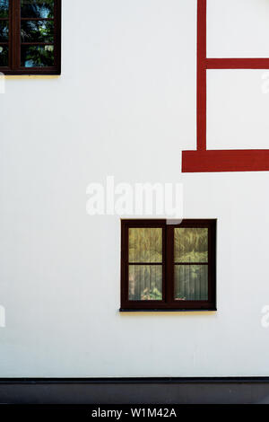 Minimalismus der ein Fragment der Fassade des Hauses mit einer weißen Wand und Reflexion in der Windows Stockfoto