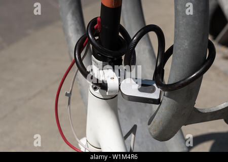 Beschreibung: Kombination Sicherheitsverriegelung blockiert der motor scooter Rad. Stockfoto