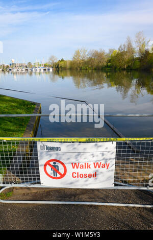 Eine überflutete Promenade an ashbridges Bay Park neben den Lake Ontario folgenden hohen Schnee und Regen im Mai. 2019. Stockfoto