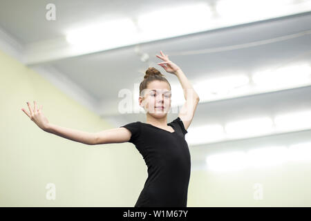 Belarus, Gomel, 4. Juli 2018. Indikative Ausbildung Circus Schule. Das Mädchen choreografische Bewegung zeigt Stockfoto