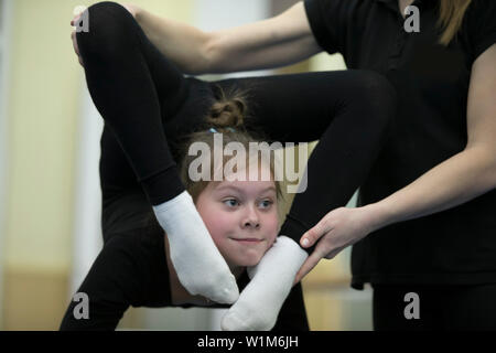 Belarus, Gomel, 4. Juli 2018. Indikative Ausbildung Zirkusschule. gymnastik workout. Mädchen mit einem flexiblen Körper Stockfoto